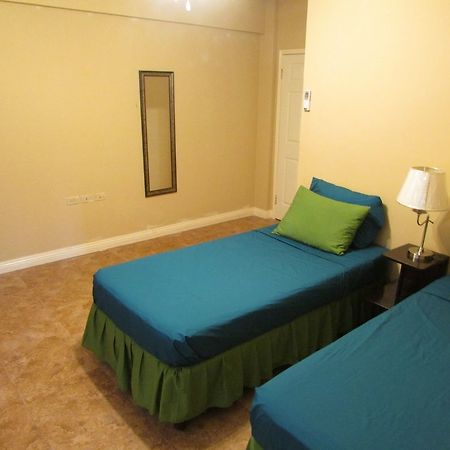 Centrally Located Guest Apartments Кингстън Екстериор снимка