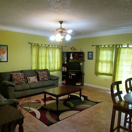 Centrally Located Guest Apartments Кингстън Екстериор снимка