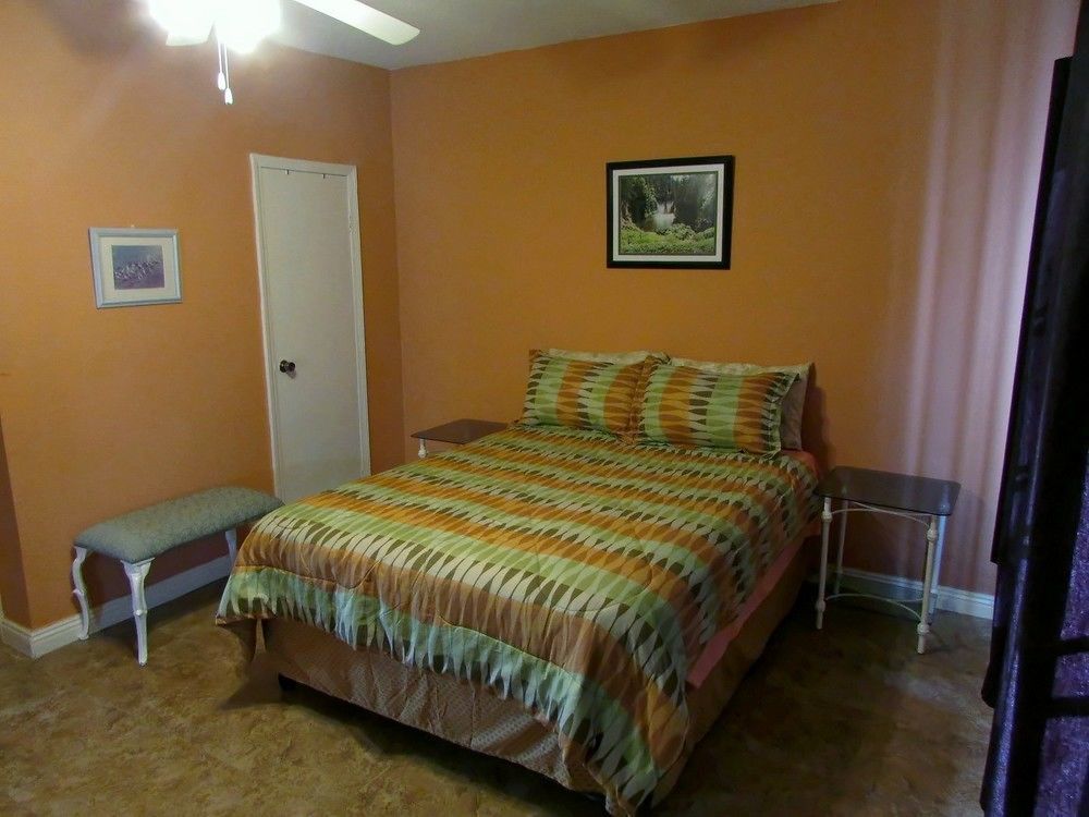 Centrally Located Guest Apartments Кингстън Екстериор снимка