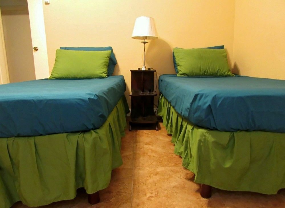 Centrally Located Guest Apartments Кингстън Екстериор снимка