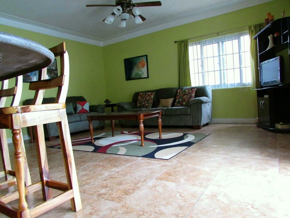 Centrally Located Guest Apartments Кингстън Екстериор снимка