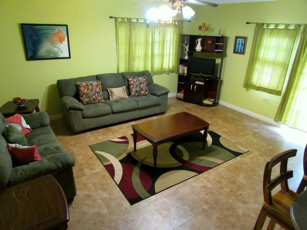 Centrally Located Guest Apartments Кингстън Екстериор снимка