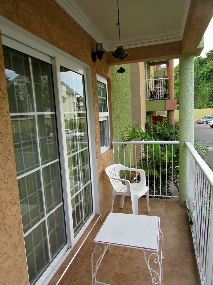Centrally Located Guest Apartments Кингстън Екстериор снимка