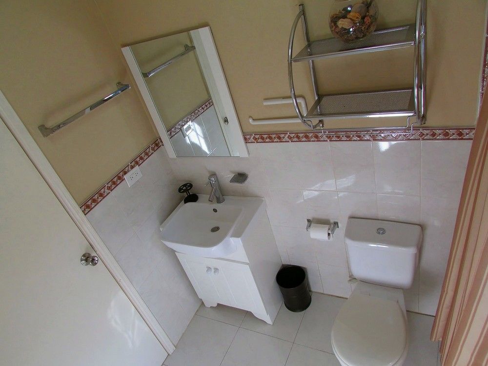 Centrally Located Guest Apartments Кингстън Екстериор снимка
