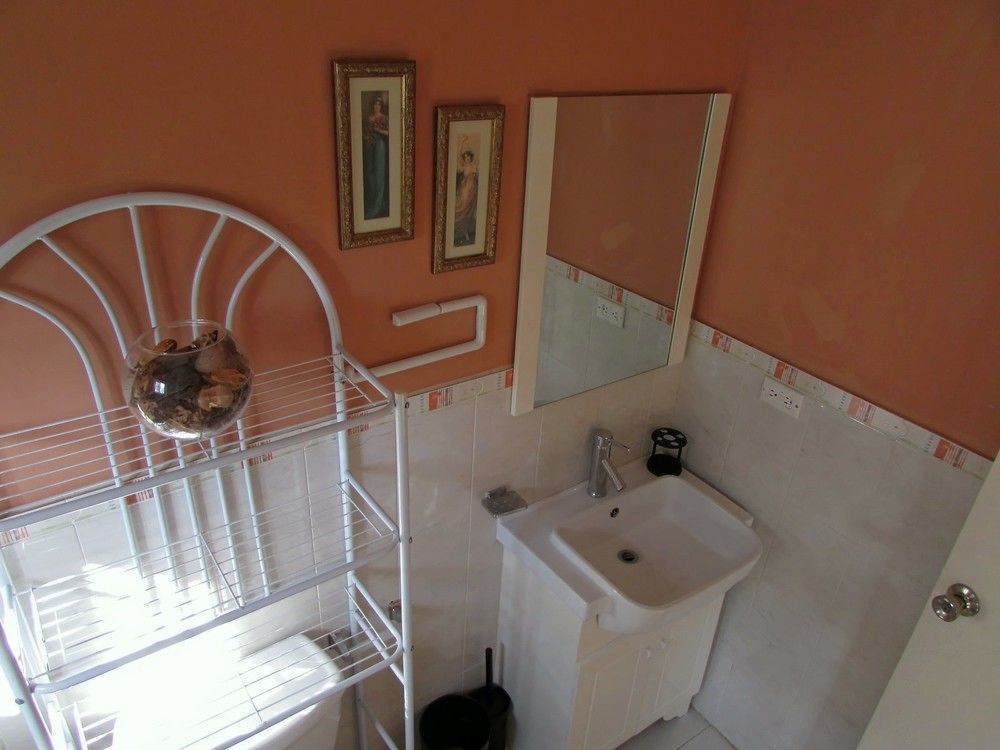Centrally Located Guest Apartments Кингстън Екстериор снимка