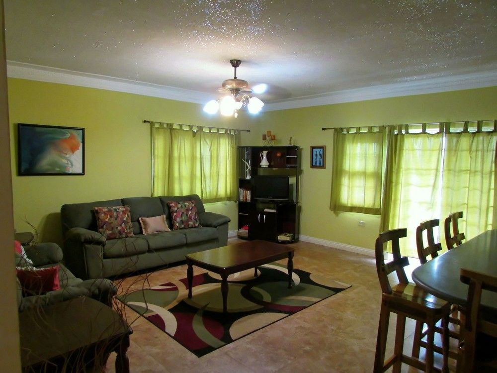 Centrally Located Guest Apartments Кингстън Екстериор снимка
