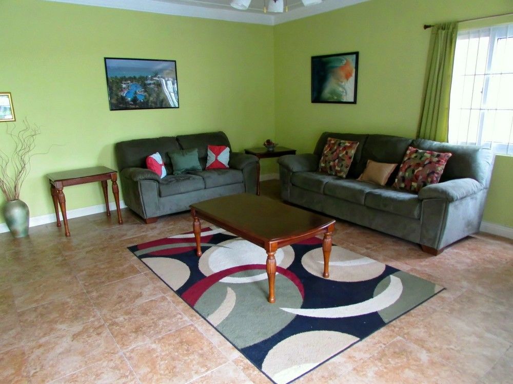 Centrally Located Guest Apartments Кингстън Екстериор снимка