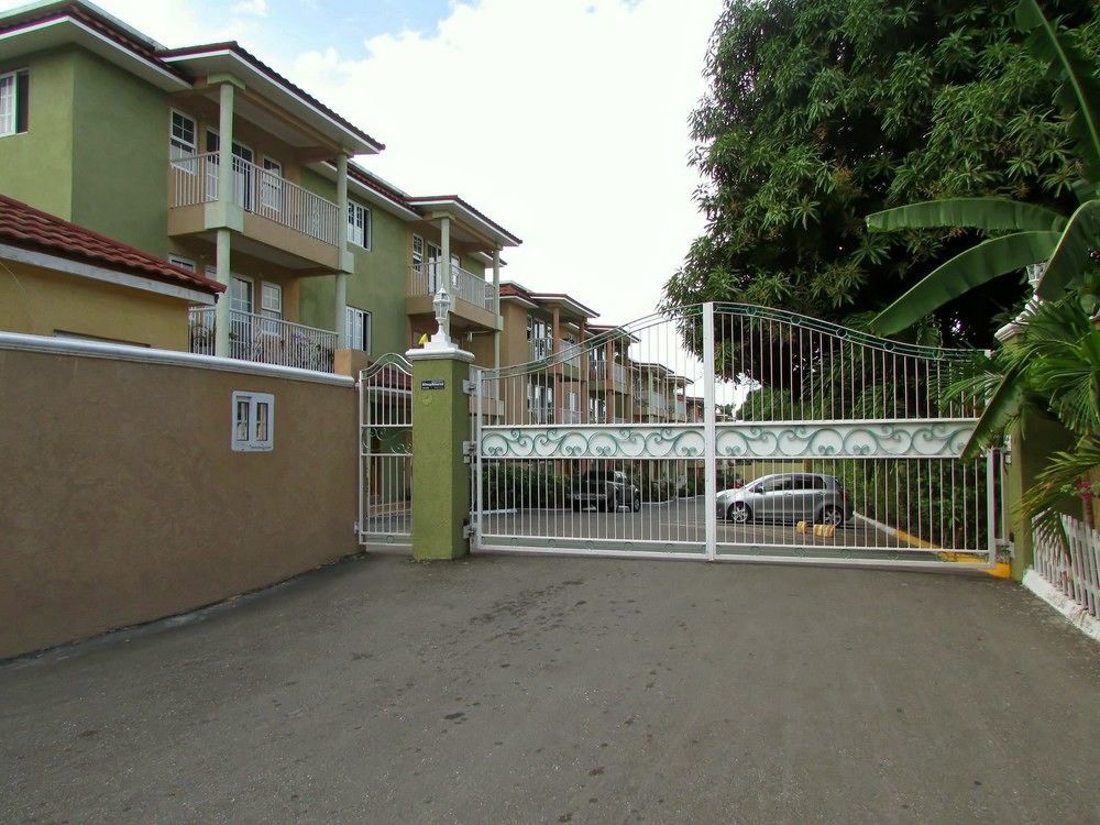 Centrally Located Guest Apartments Кингстън Екстериор снимка