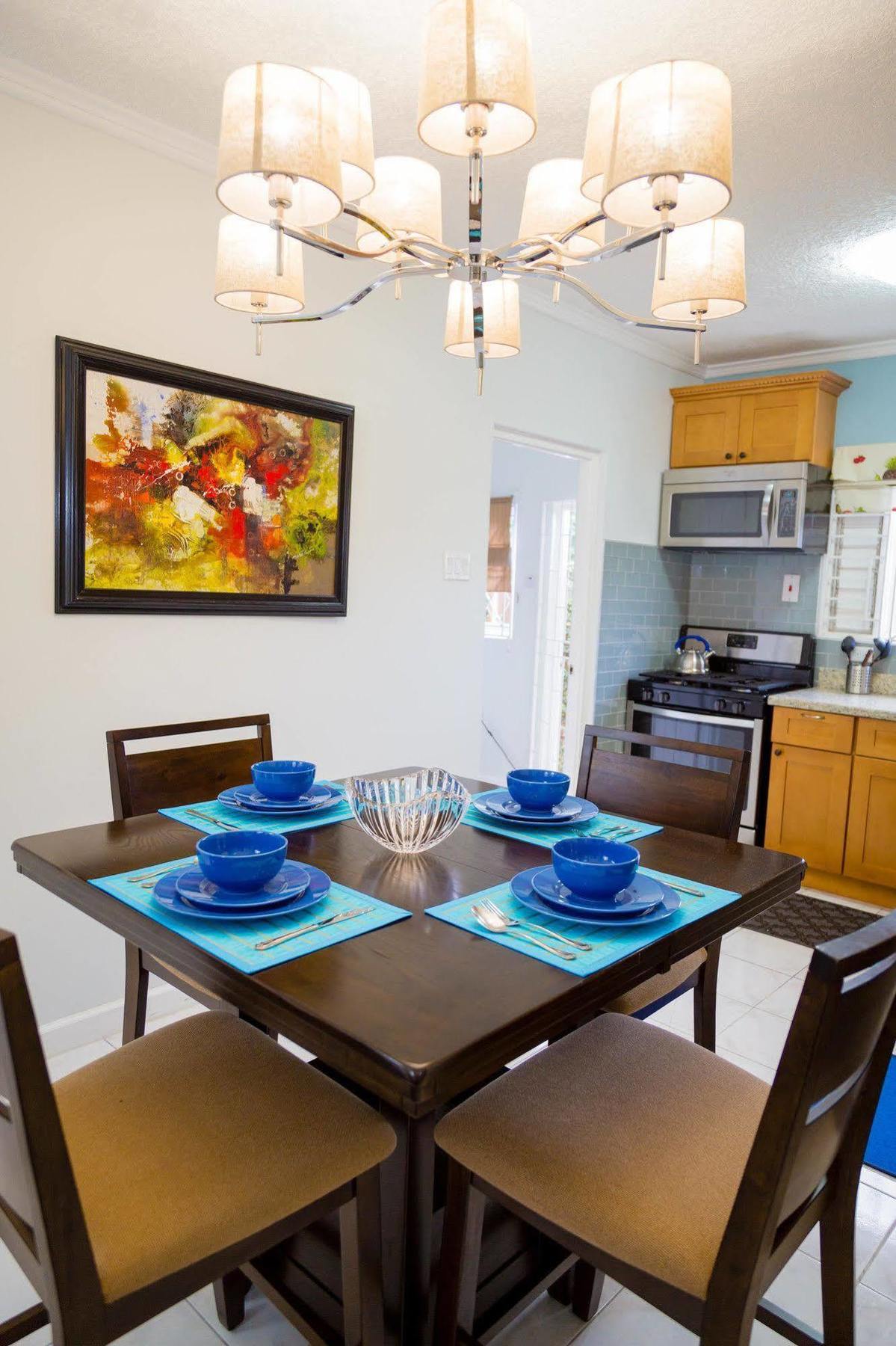 Centrally Located Guest Apartments Кингстън Екстериор снимка