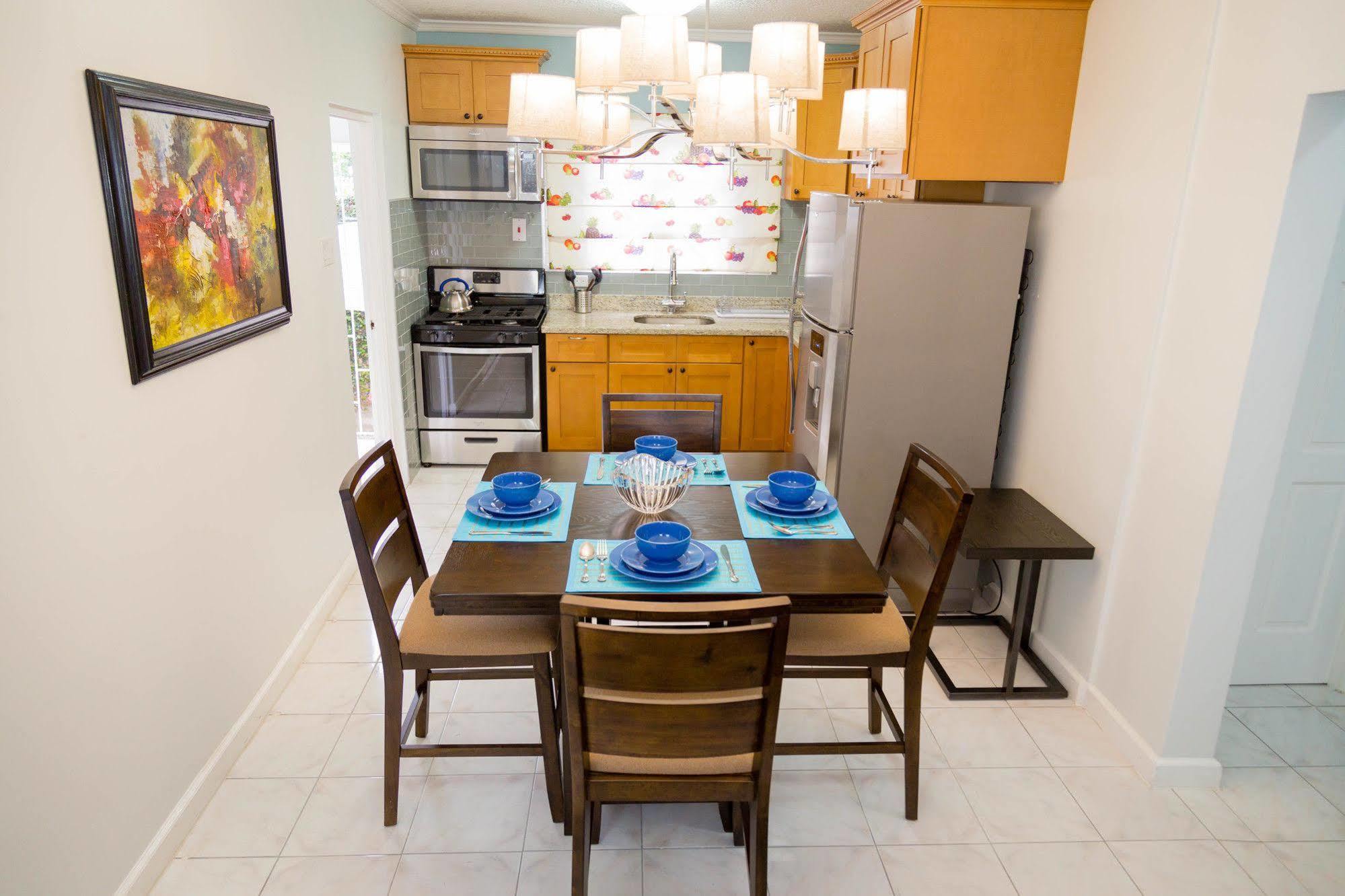 Centrally Located Guest Apartments Кингстън Екстериор снимка
