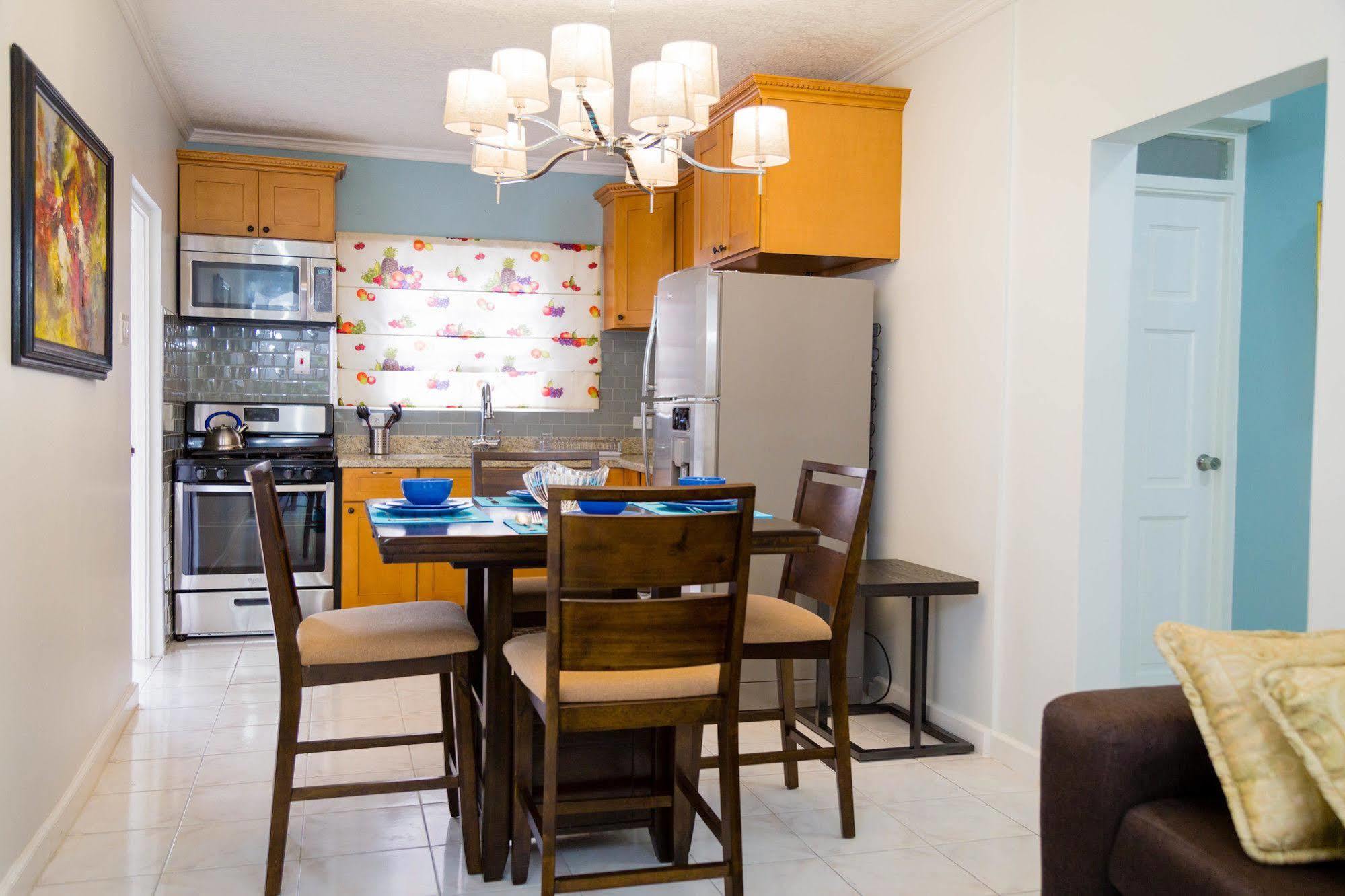 Centrally Located Guest Apartments Кингстън Екстериор снимка