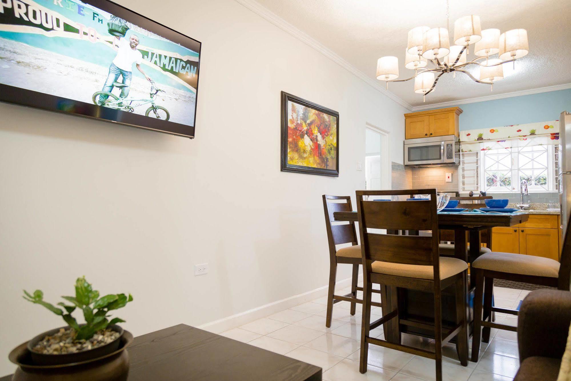 Centrally Located Guest Apartments Кингстън Екстериор снимка