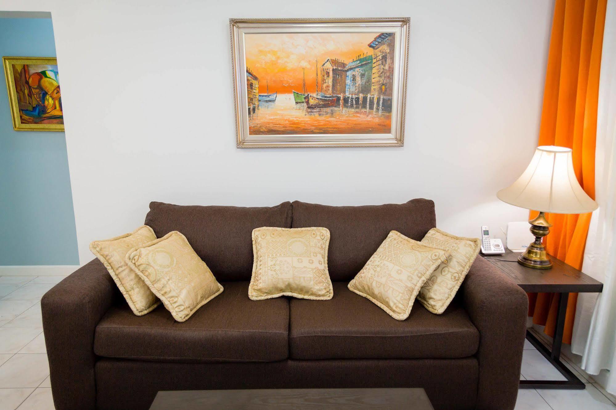 Centrally Located Guest Apartments Кингстън Екстериор снимка