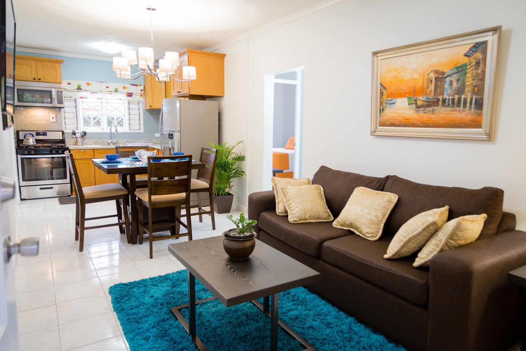 Centrally Located Guest Apartments Кингстън Екстериор снимка