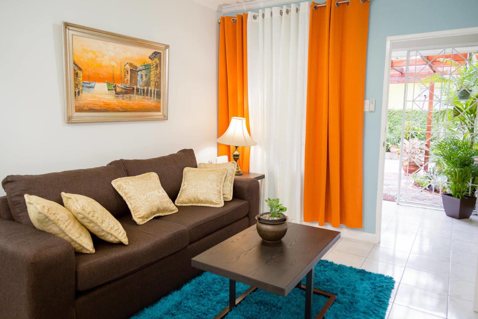 Centrally Located Guest Apartments Кингстън Екстериор снимка