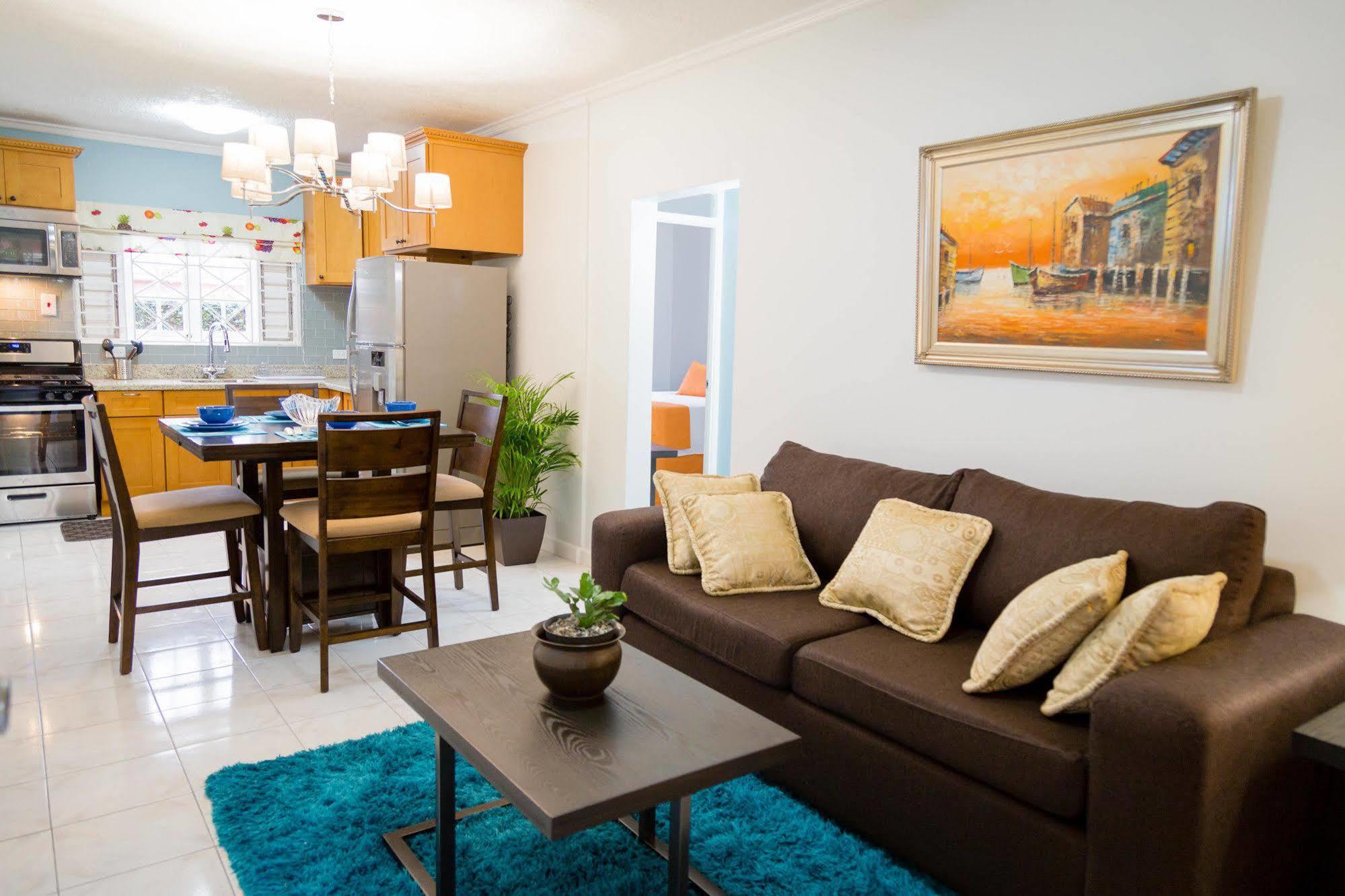 Centrally Located Guest Apartments Кингстън Екстериор снимка