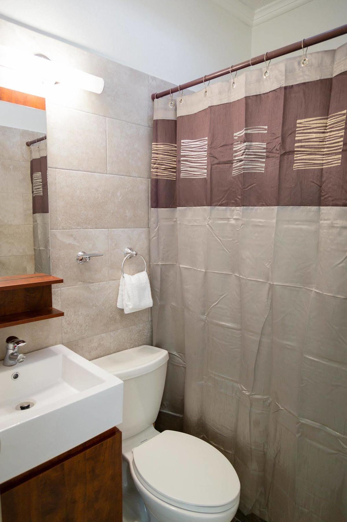 Centrally Located Guest Apartments Кингстън Екстериор снимка