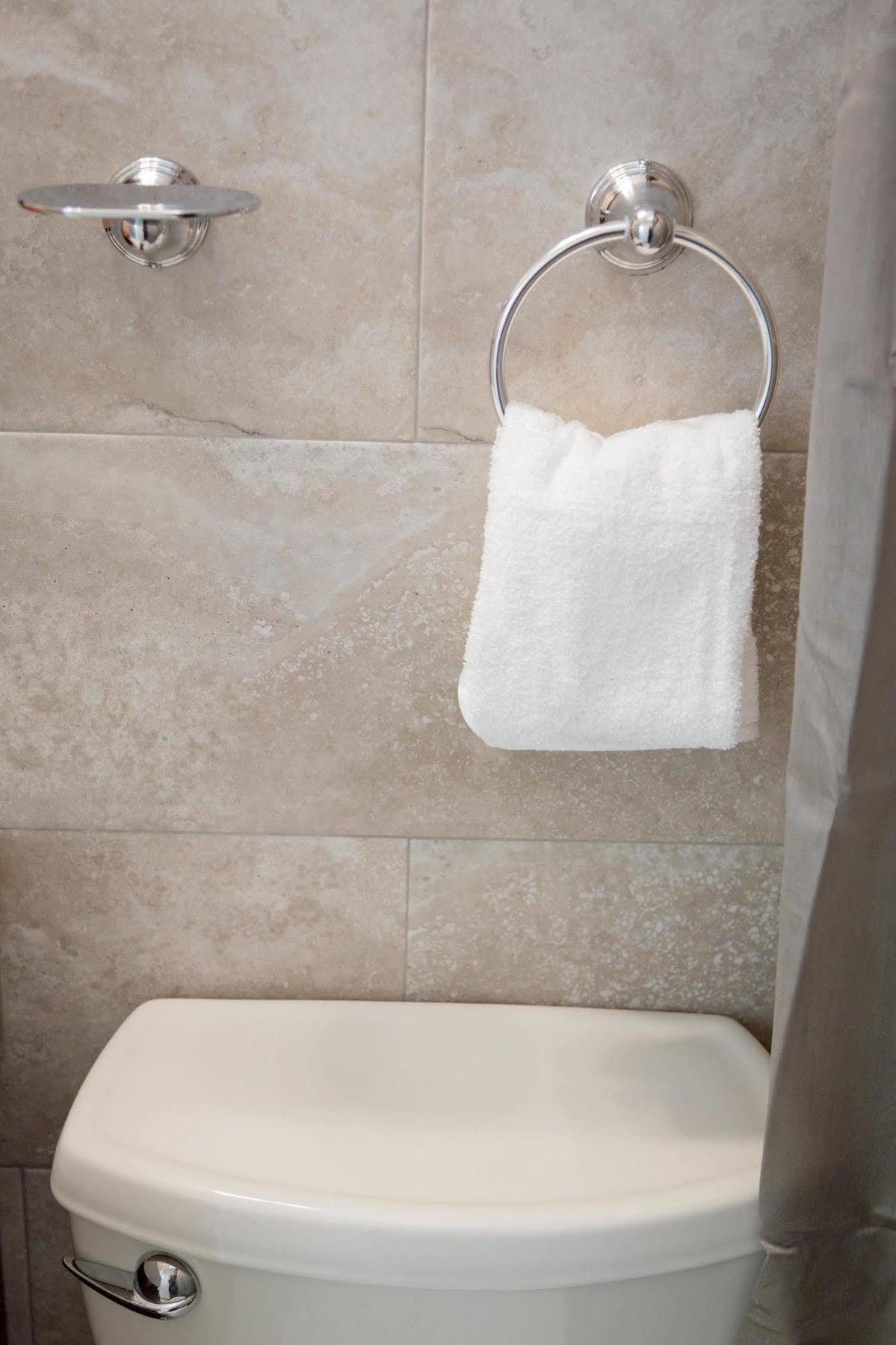Centrally Located Guest Apartments Кингстън Екстериор снимка