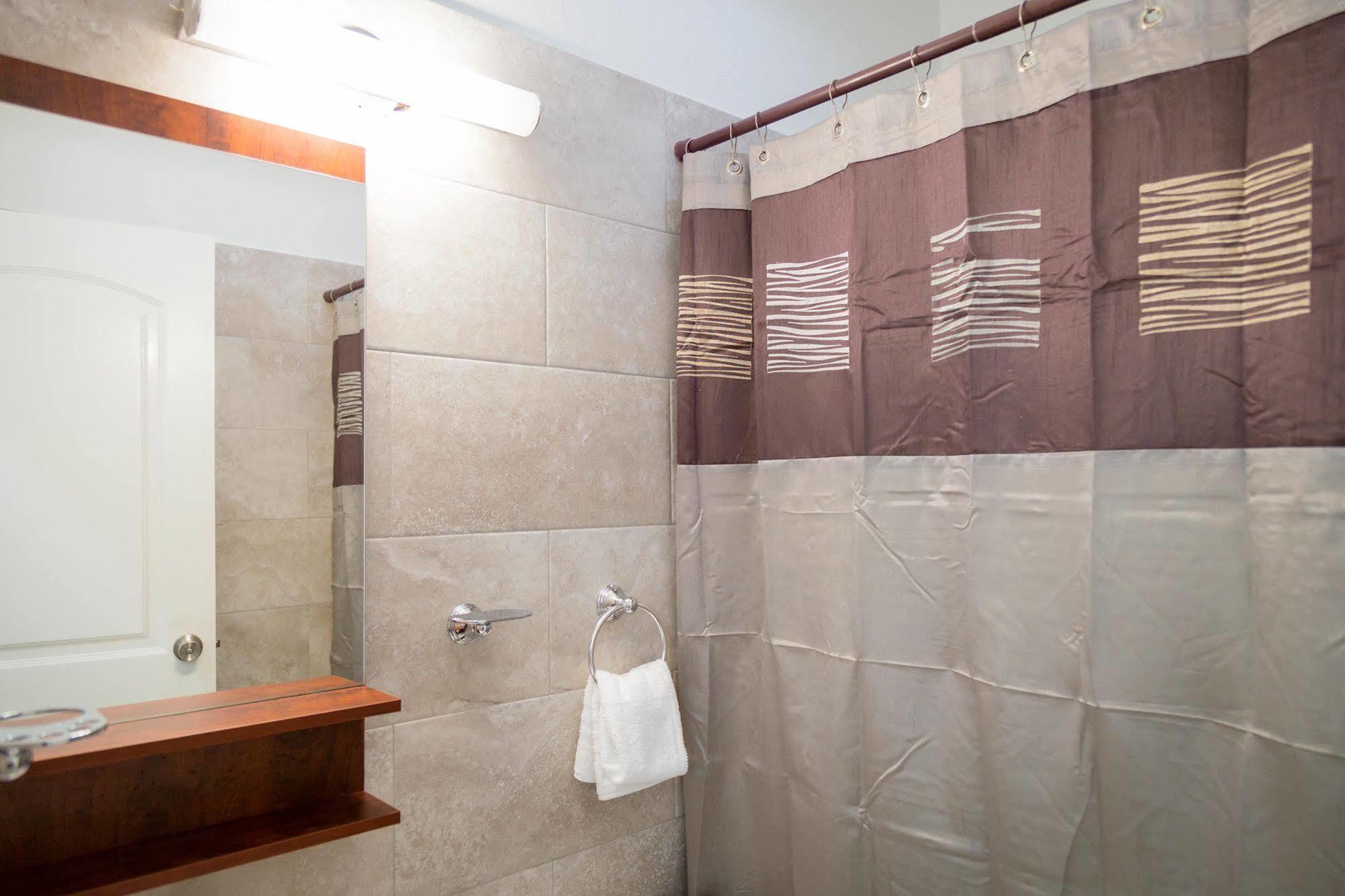 Centrally Located Guest Apartments Кингстън Екстериор снимка