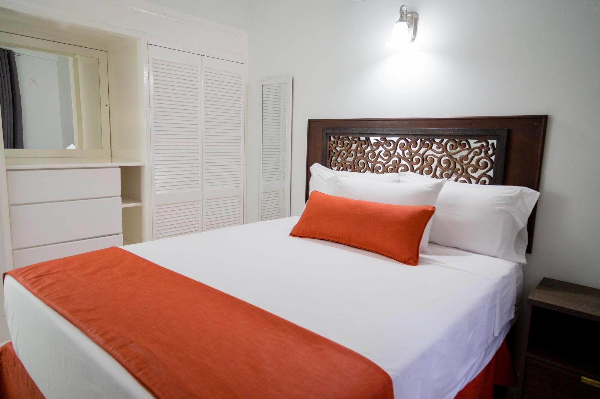 Centrally Located Guest Apartments Кингстън Екстериор снимка