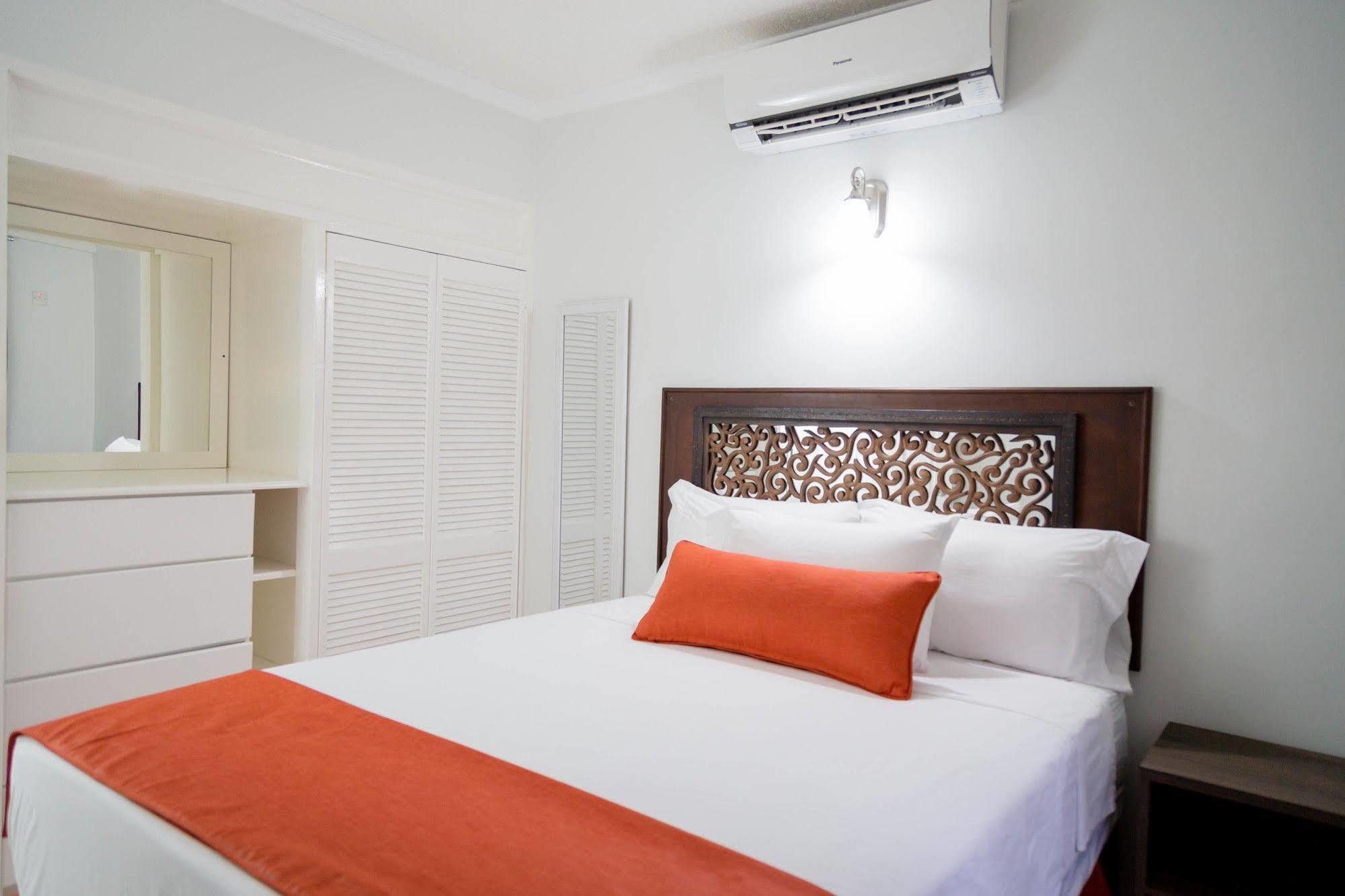 Centrally Located Guest Apartments Кингстън Екстериор снимка