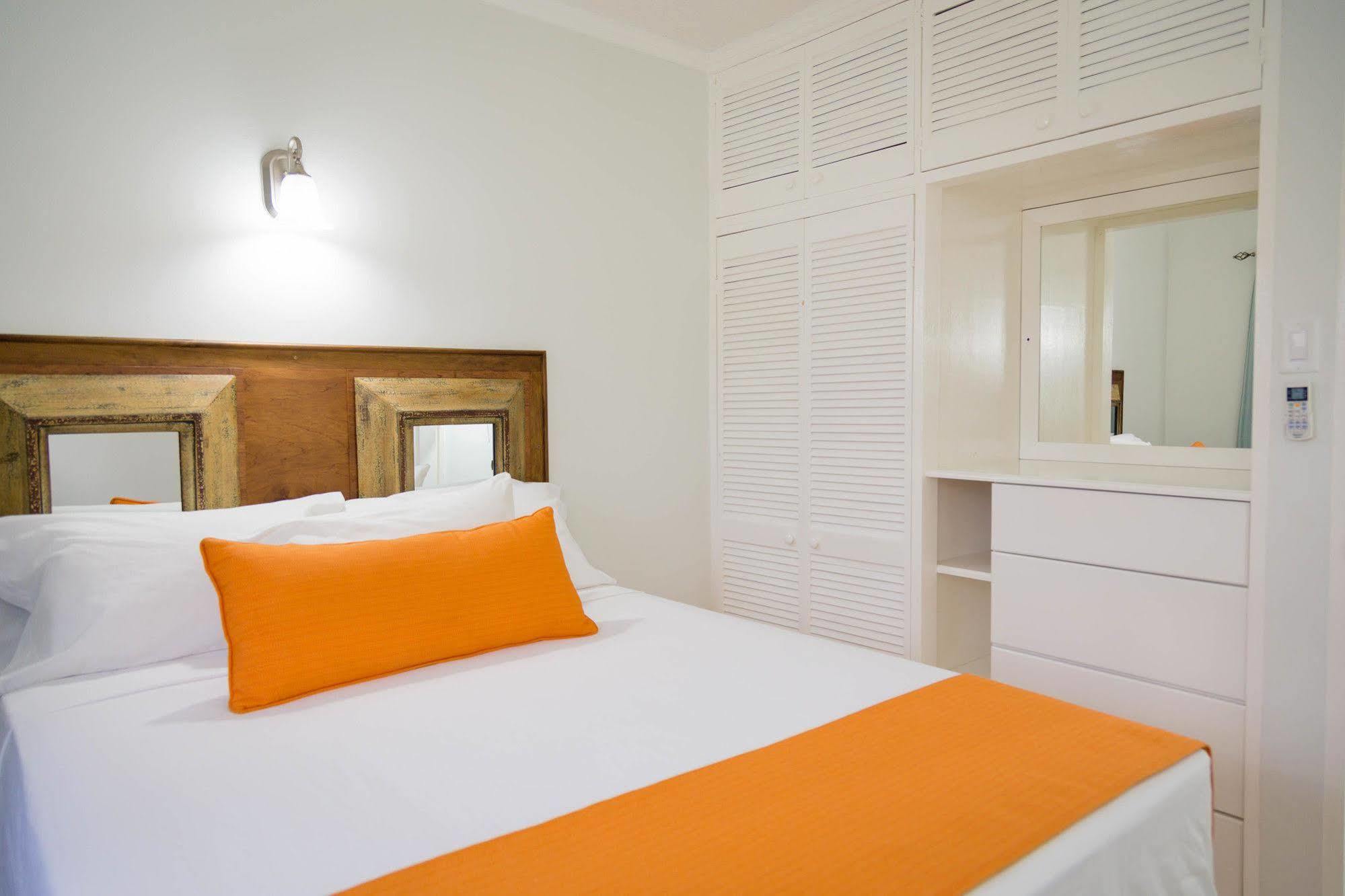 Centrally Located Guest Apartments Кингстън Екстериор снимка
