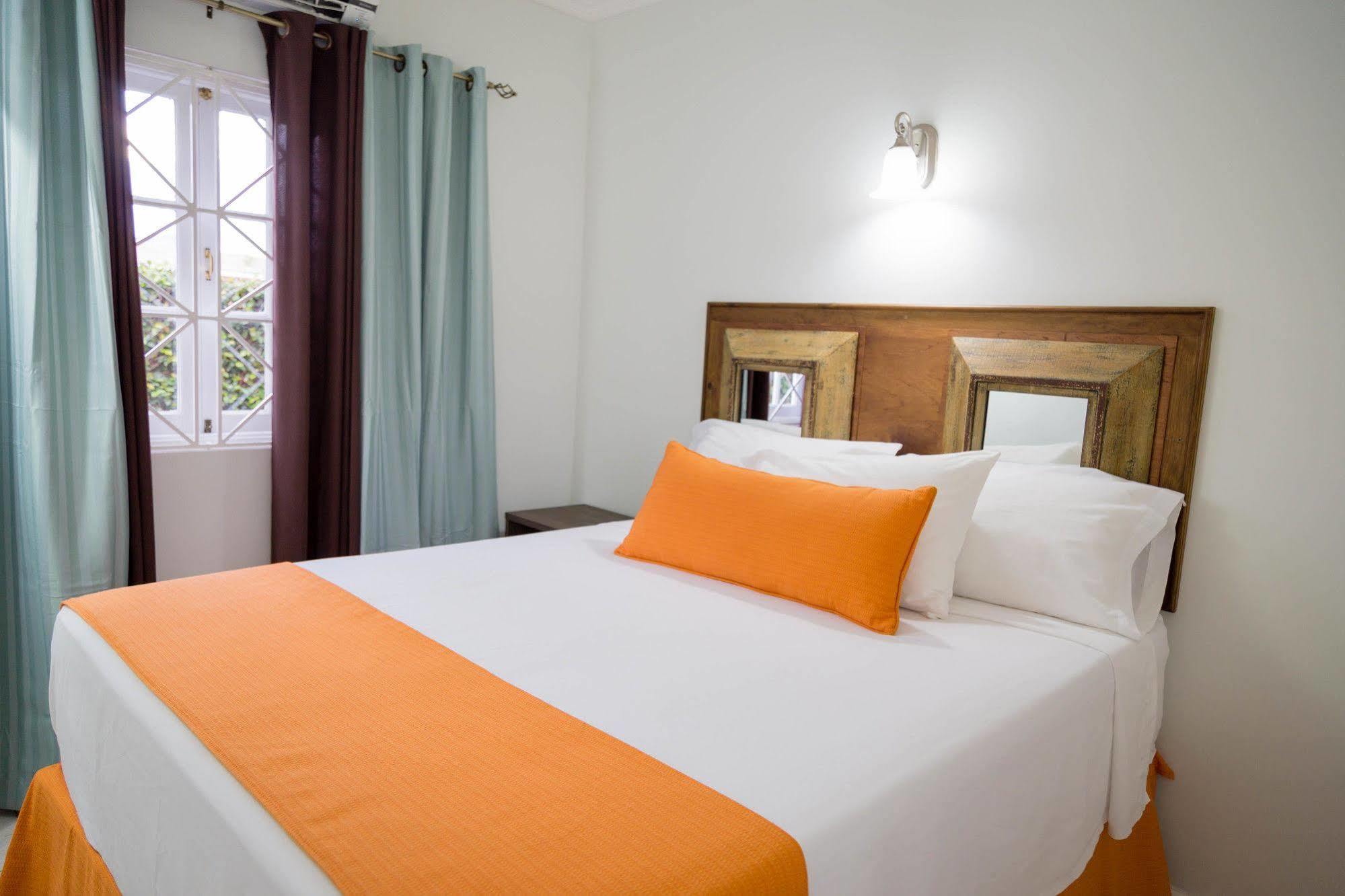 Centrally Located Guest Apartments Кингстън Екстериор снимка