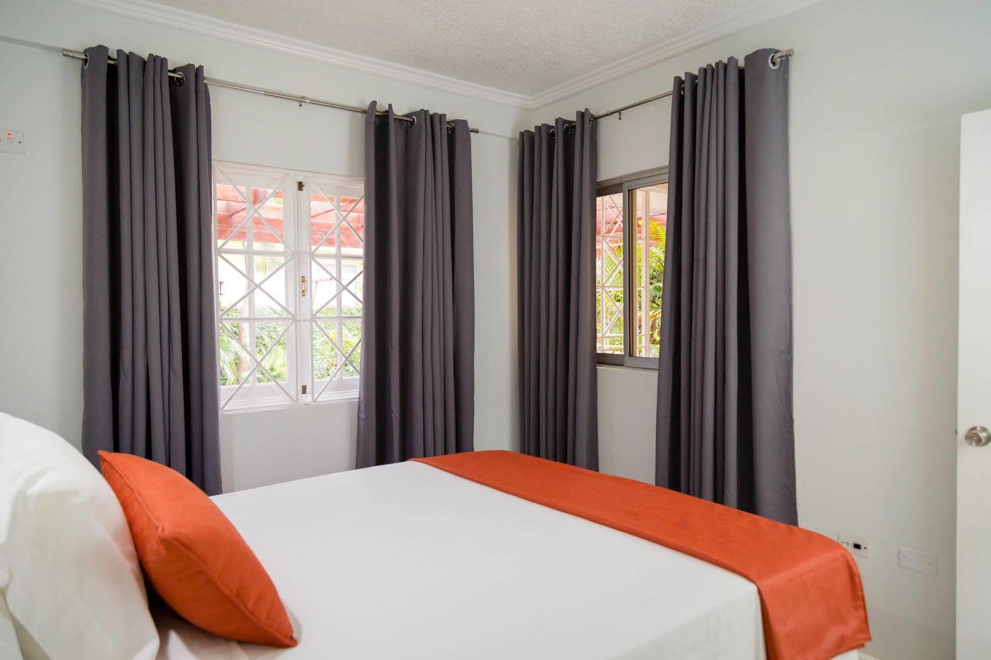 Centrally Located Guest Apartments Кингстън Екстериор снимка