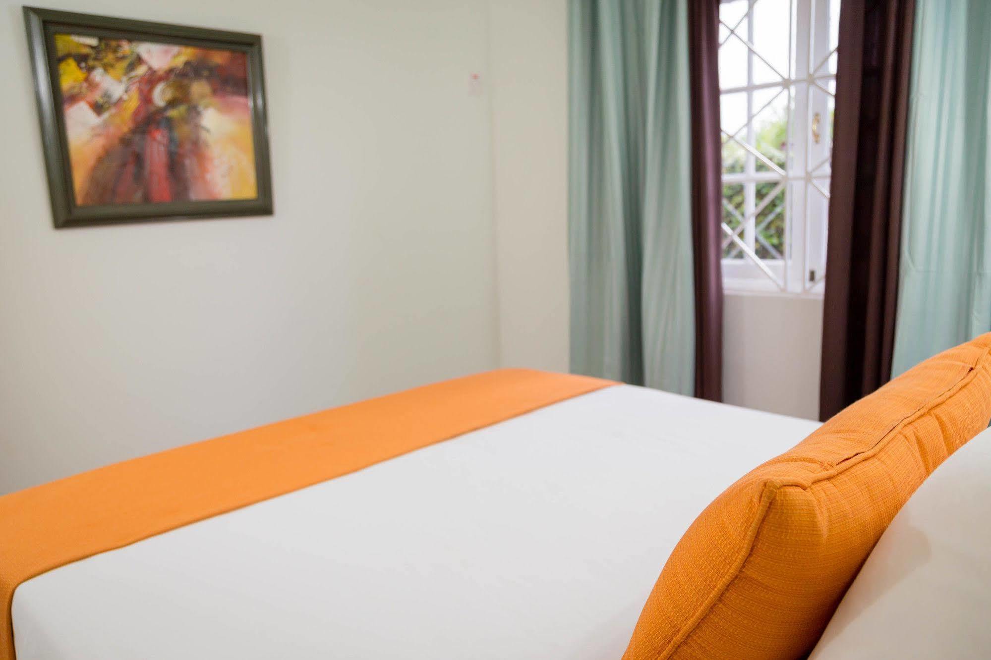 Centrally Located Guest Apartments Кингстън Екстериор снимка