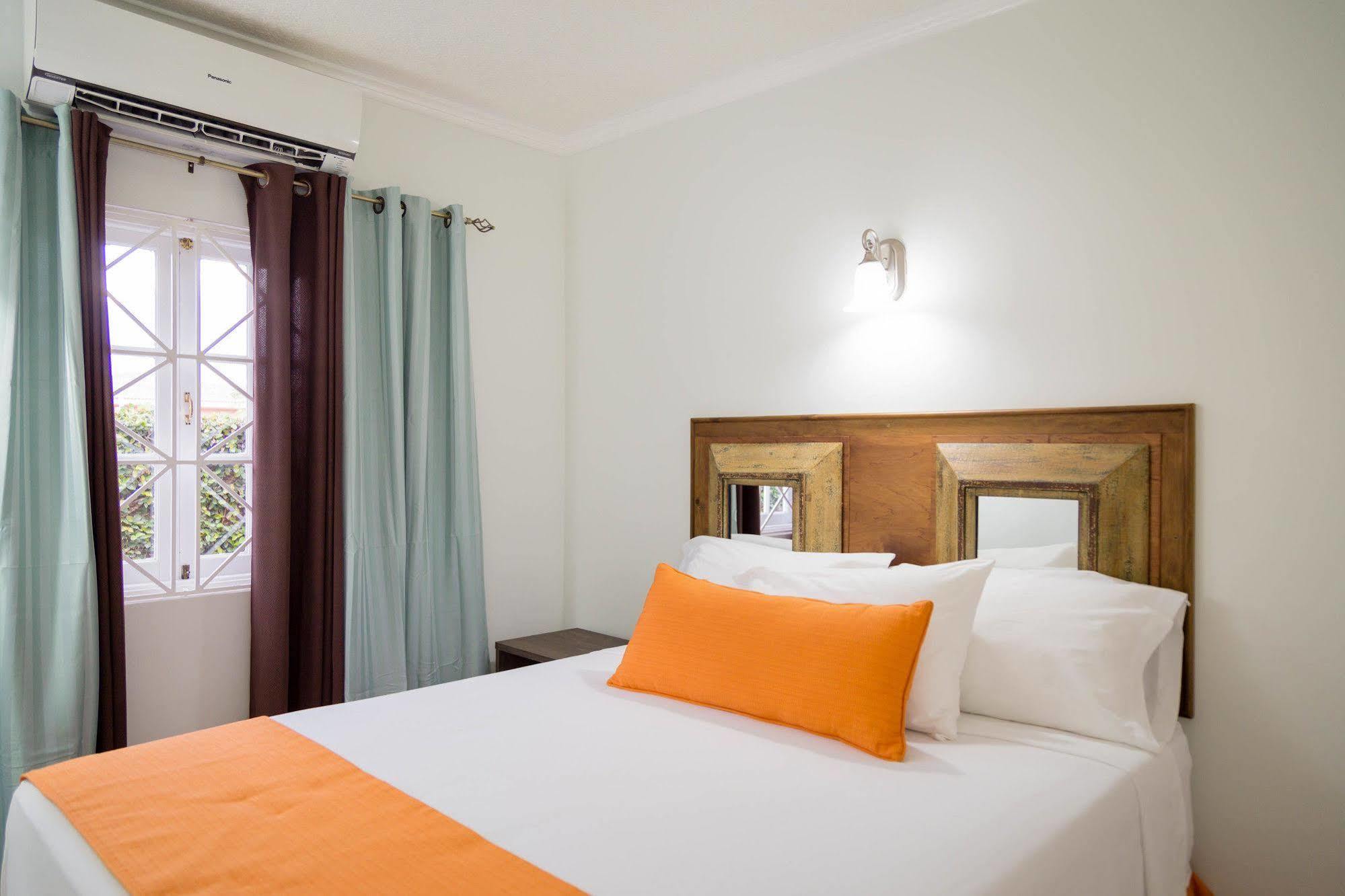 Centrally Located Guest Apartments Кингстън Екстериор снимка
