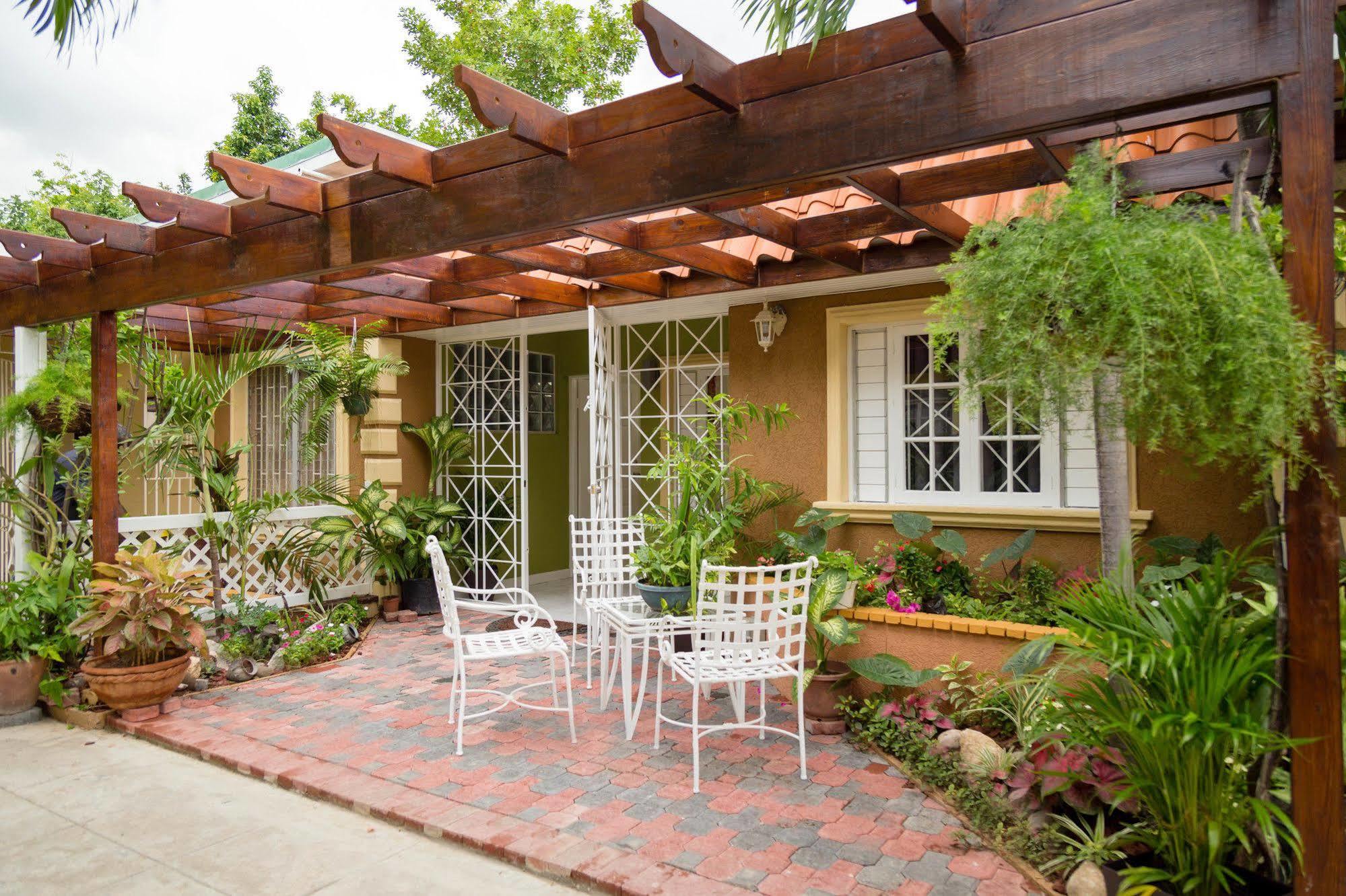 Centrally Located Guest Apartments Кингстън Екстериор снимка
